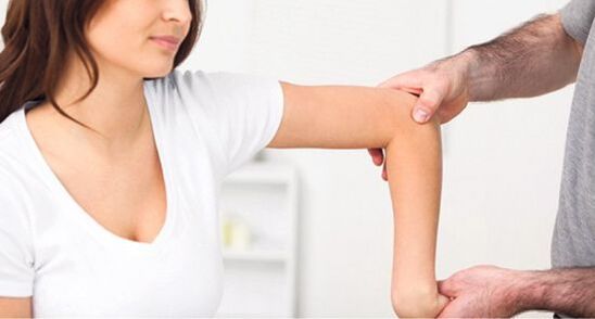 examen par un médecin pour détecter des douleurs dans les articulations des bras et des jambes