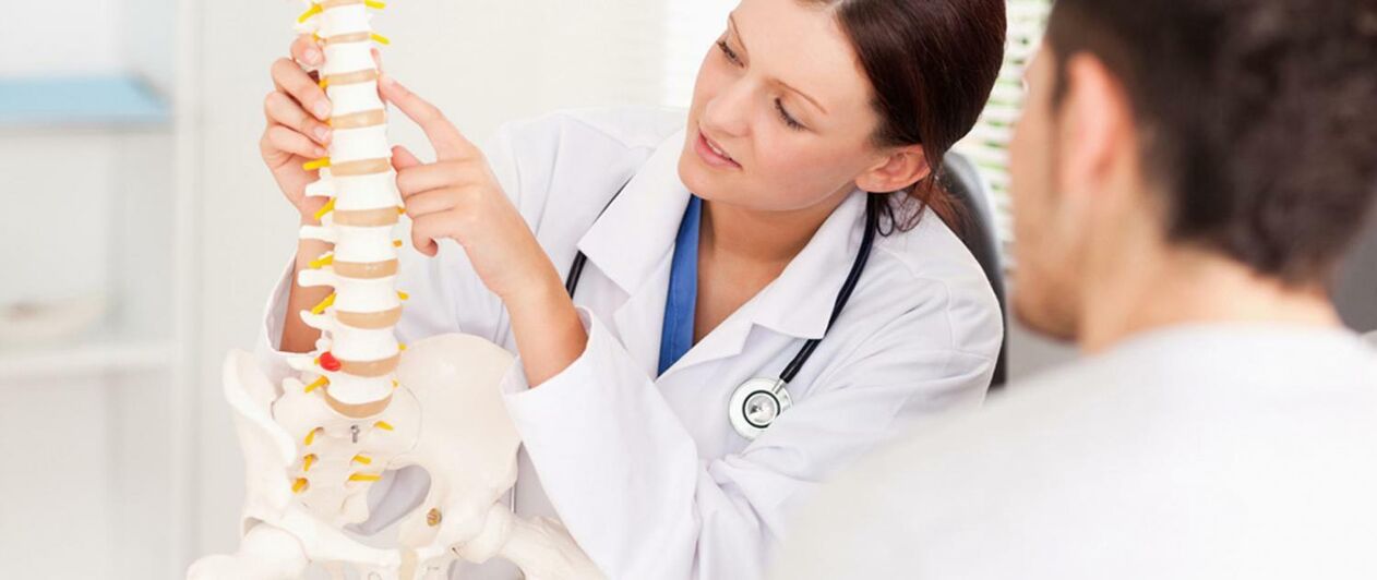 Le médecin informe le patient du mécanisme de développement de l'ostéochondrose de la colonne thoracique.